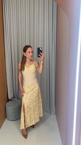 Vestido Midi Estampado Renda - vestido midi, com detalhes em renda.
com uma fenda bem discreta com um toque de sofisticação.